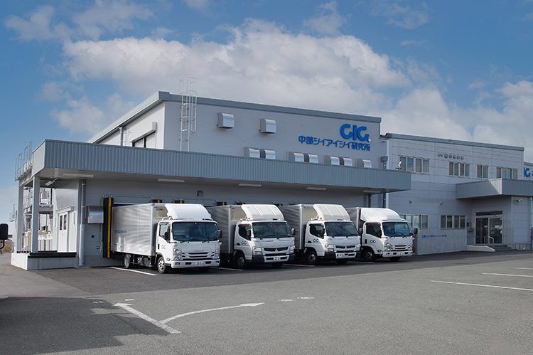 株式会社中部シイアイシイ研究所 本社の外観と配送トラック